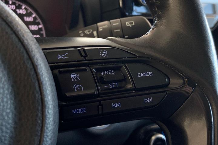 Grå Toyota Yaris fra 2020