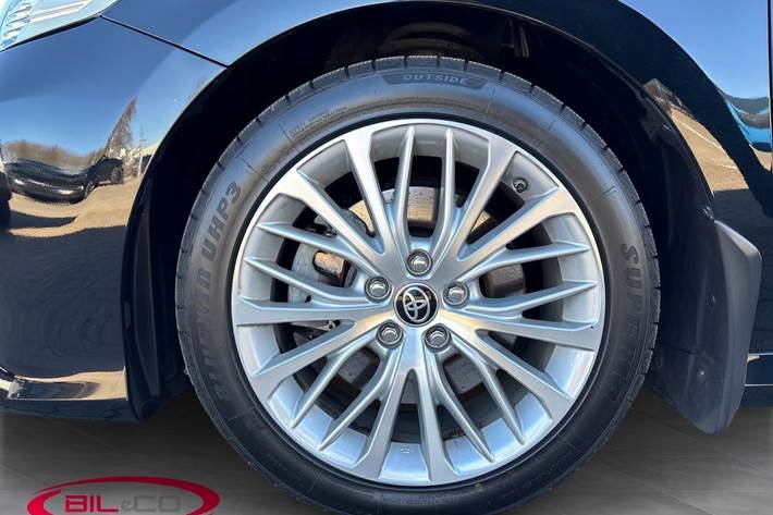 Sort Toyota Camry fra 2021