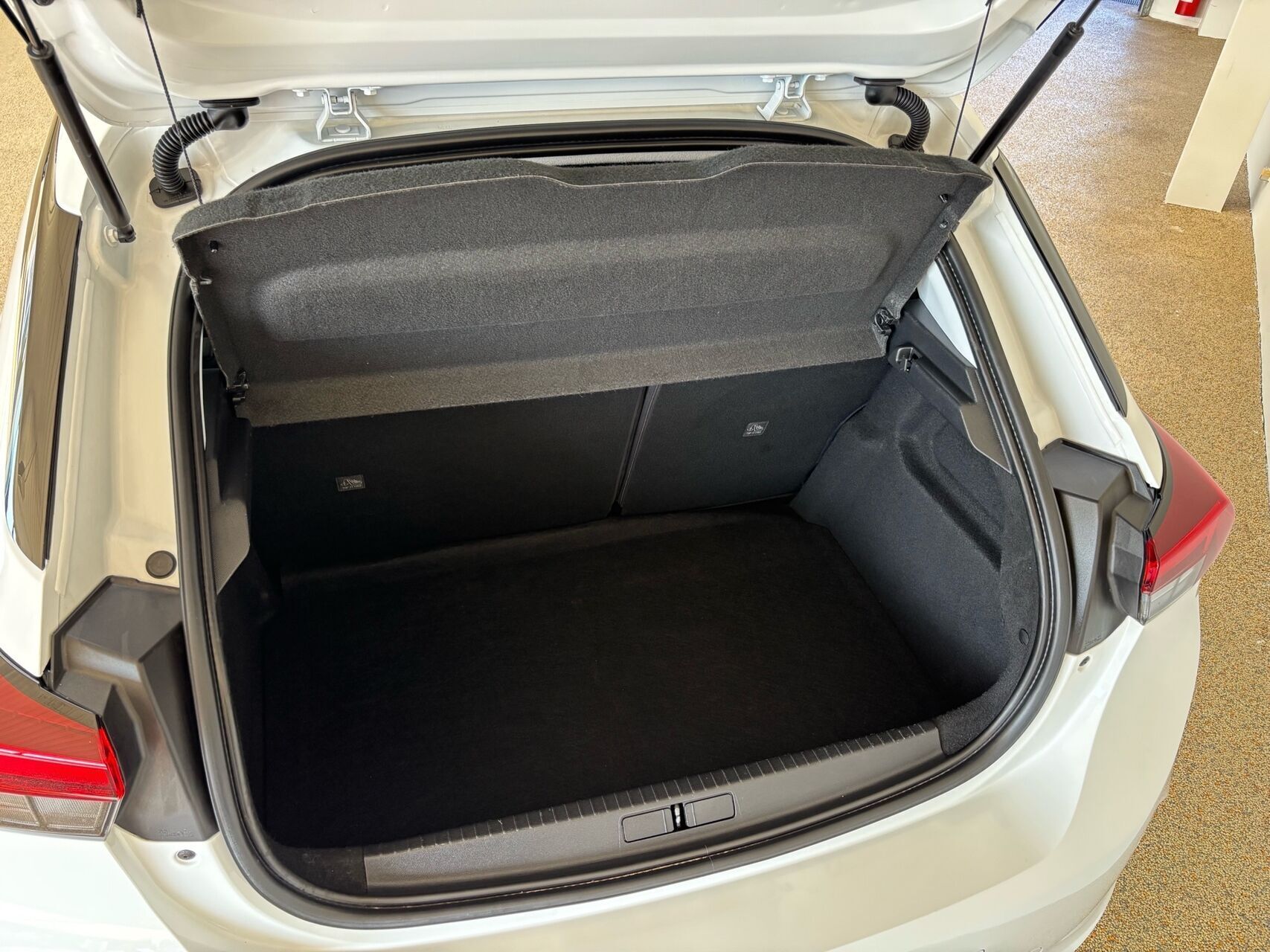 Hvid Opel Corsa fra 2020