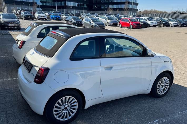 Hvid Fiat 500e fra 2023