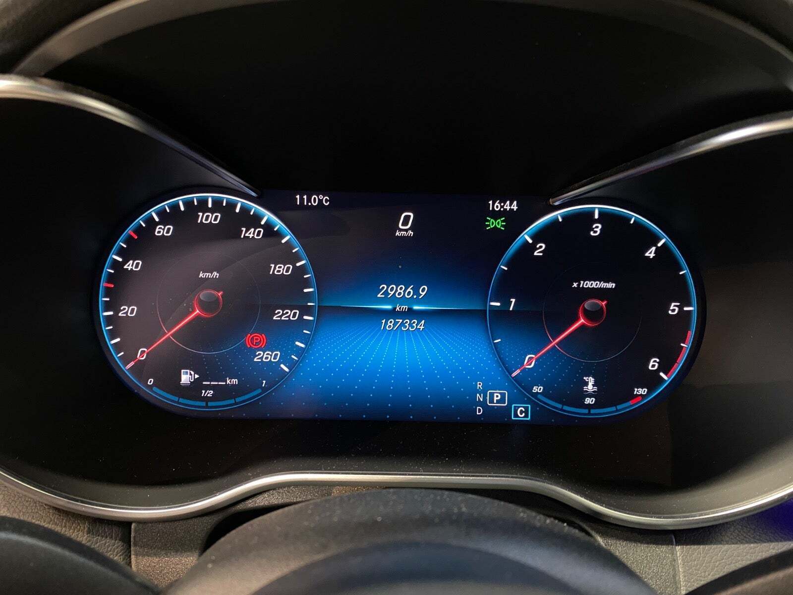 Grå Mercedes C220 d fra 2019