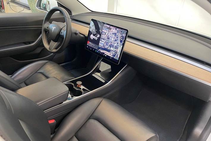 Hvid Tesla Model 3 fra 2019