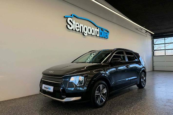 Grå Kia Niro fra 2023 set udefra