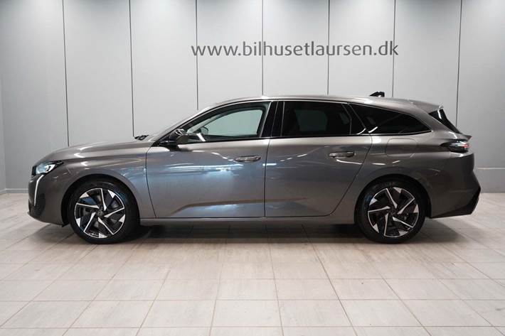 Grå Peugeot 308 fra 2023