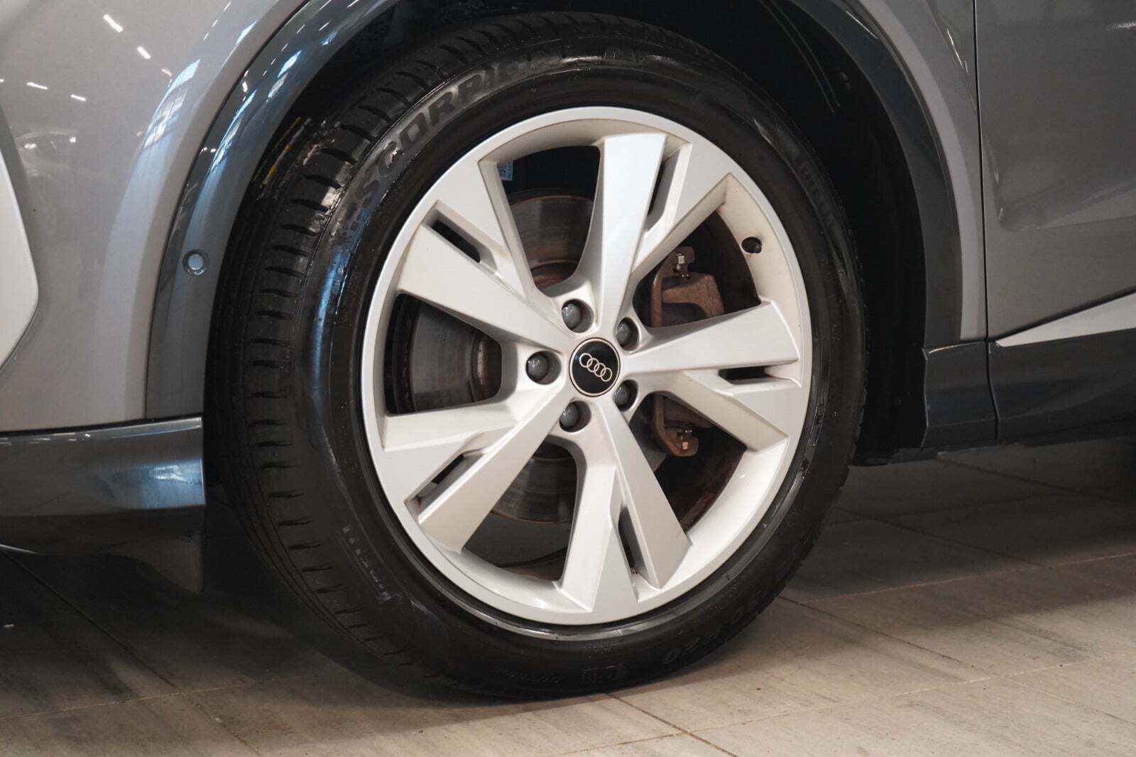 Grå Audi Q4 e-tron fra 2023