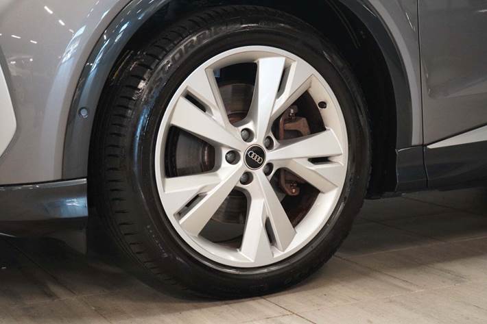 Grå Audi Q4 e-tron fra 2023