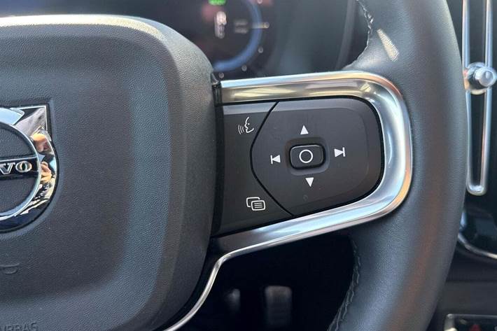 Blå Volvo XC40 fra 2022