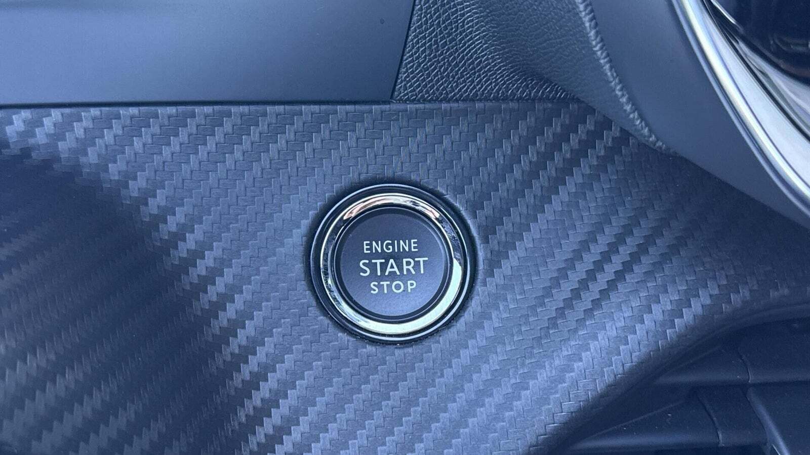 Sort Peugeot 2008 fra 2024