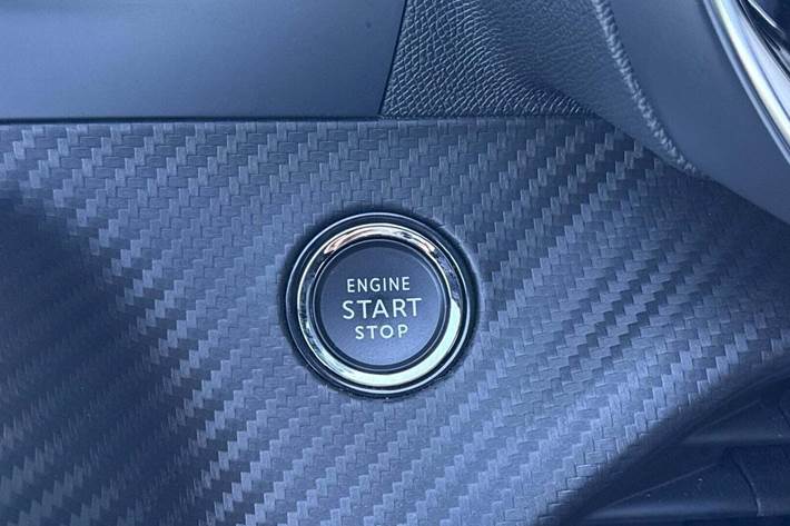 Sort Peugeot 2008 fra 2024