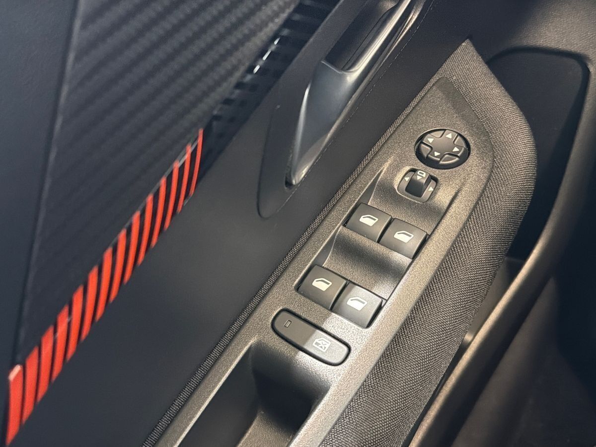 Hvid Peugeot e-208 fra 2021