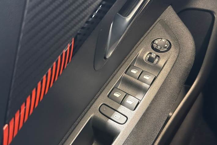 Hvid Peugeot e-208 fra 2021