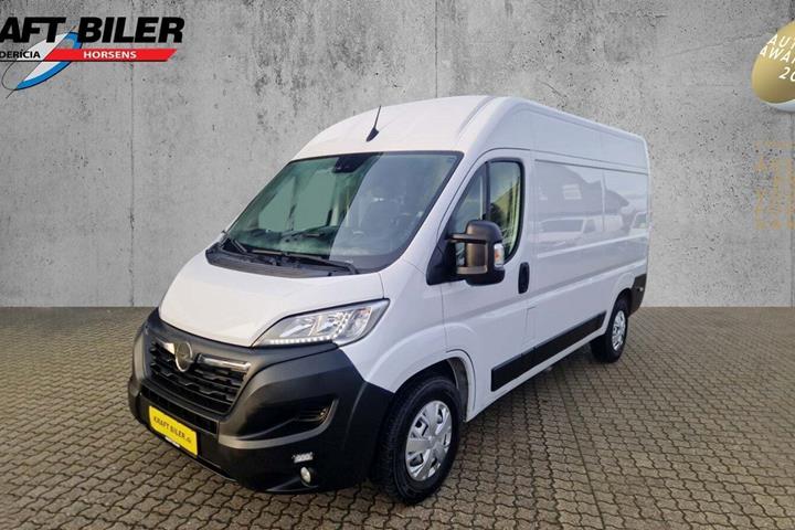 Hvid Opel Movano fra 2022 set udefra