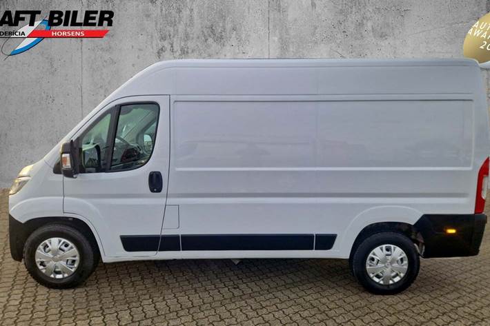 Hvid Opel Movano fra 2022