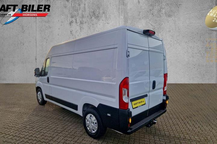 Hvid Opel Movano fra 2022