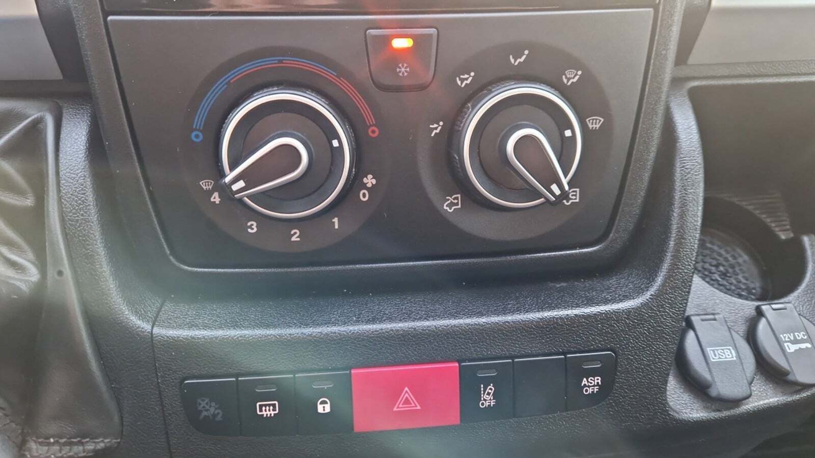 Hvid Opel Movano fra 2022