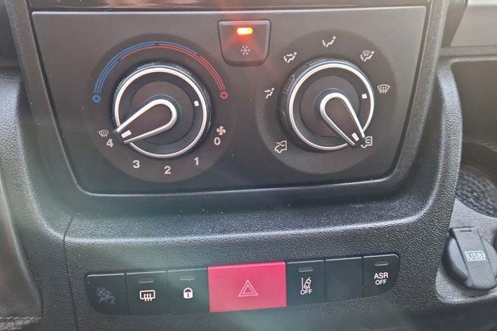 Hvid Opel Movano fra 2022