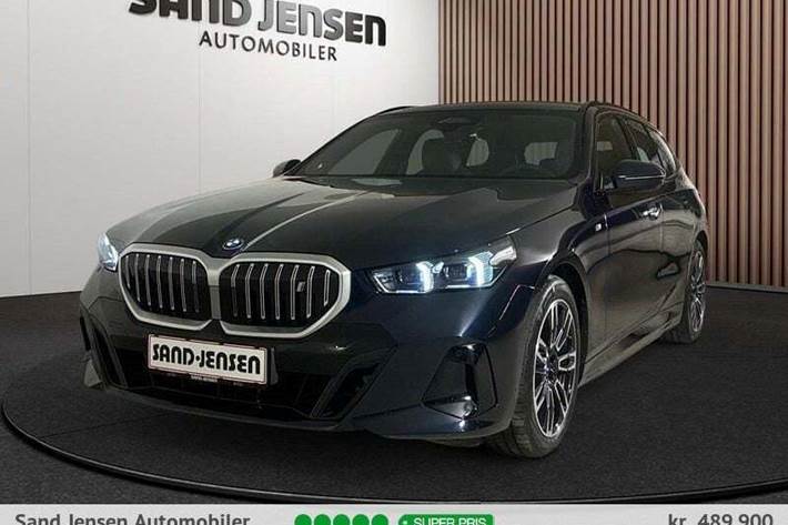 Sort BMW i5 fra 2025 set udefra