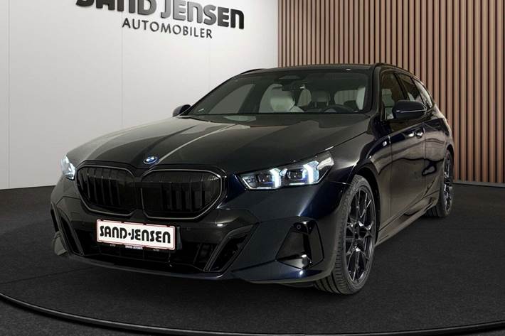 Sort BMW i5 fra 2025 set udefra