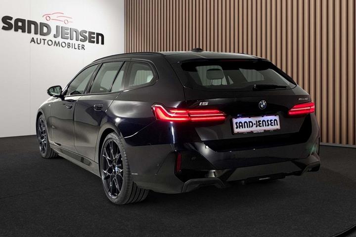 Sort BMW i5 fra 2025