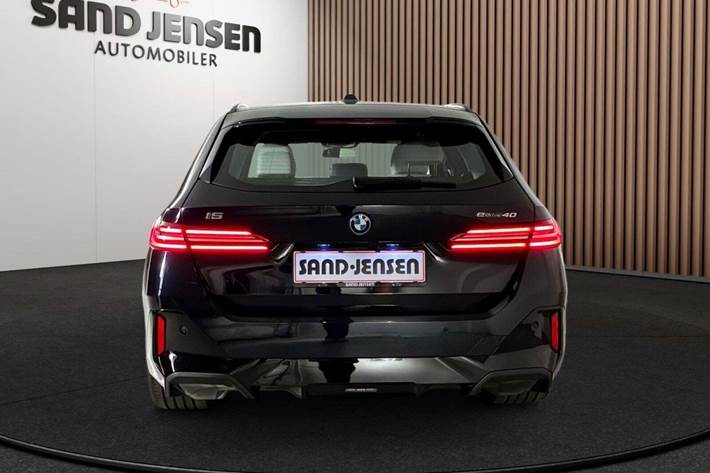 Sort BMW i5 fra 2025