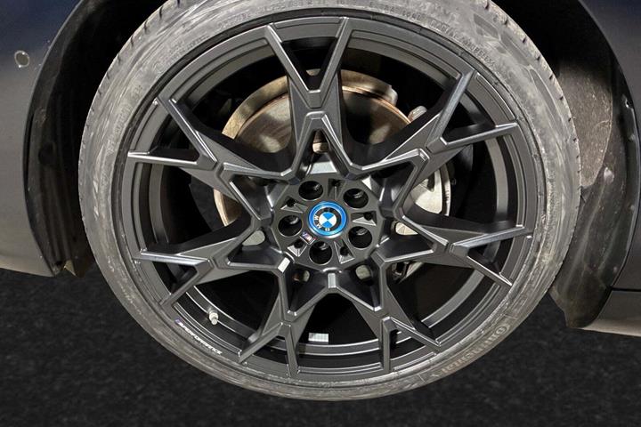 Sort BMW i5 fra 2025