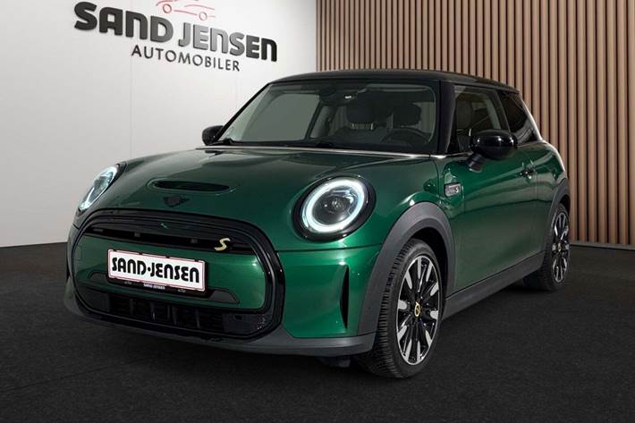Grøn Mini Cooper SE fra 2021 set udefra