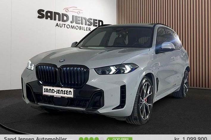 Grå BMW X5 fra 2024 set udefra
