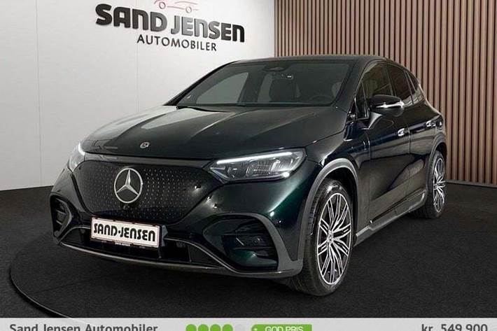 Grøn Mercedes EQE350 SUV fra 2024 set udefra