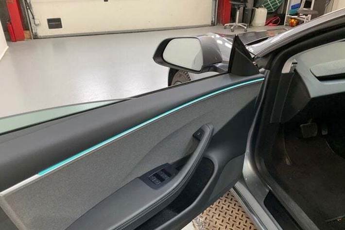 Sølv Tesla Model 3 fra 2024