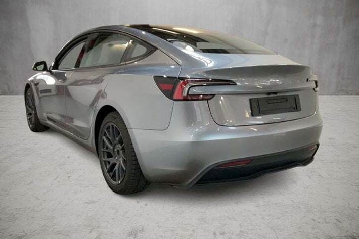 Sølv Tesla Model 3 fra 2024