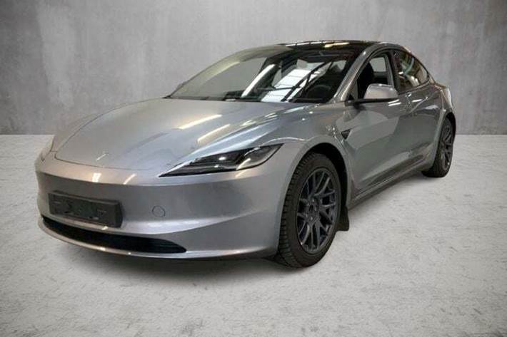 Sølv Tesla Model 3 fra 2024