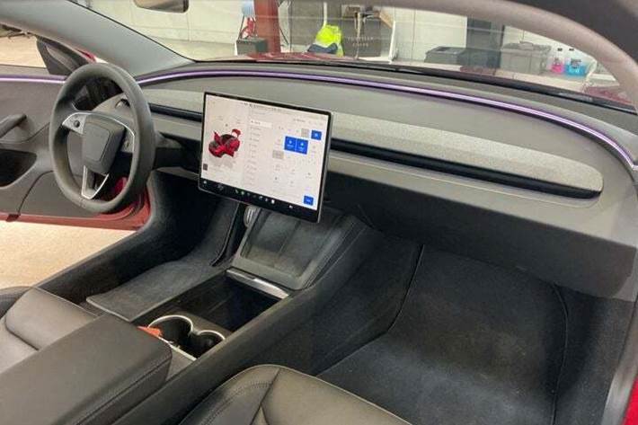 Rød Tesla Model 3 fra 2024