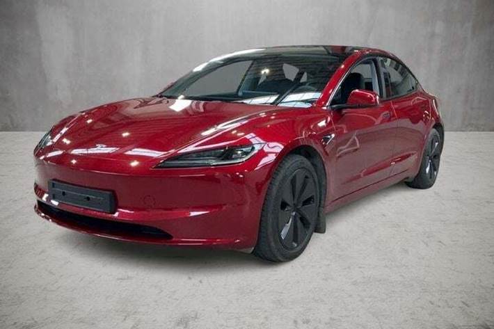 Rød Tesla Model 3 fra 2024