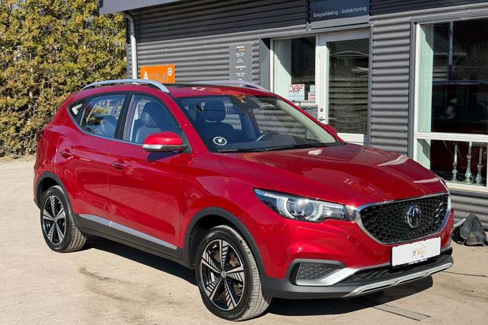 Rød MG ZS fra 2020 set udefra