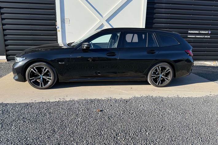 Sort BMW 330e fra 2023