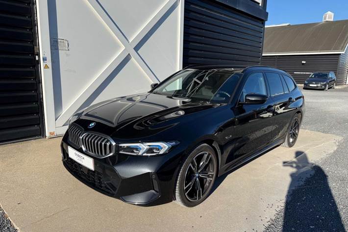 Sort BMW 330e fra 2023