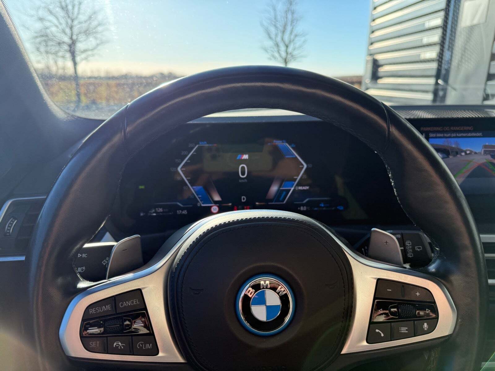 Sort BMW 330e fra 2023