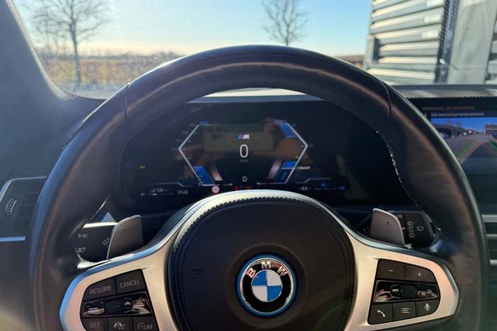 Sort BMW 330e fra 2023