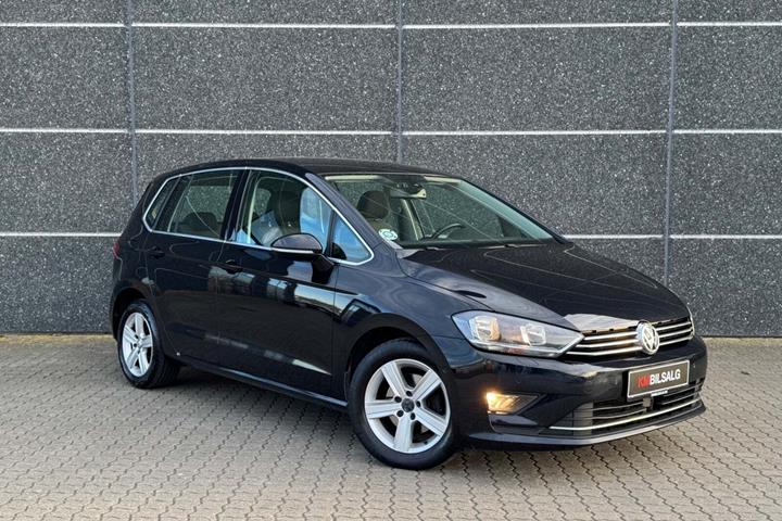 Sort VW Golf Sportsvan fra 2015 set udefra