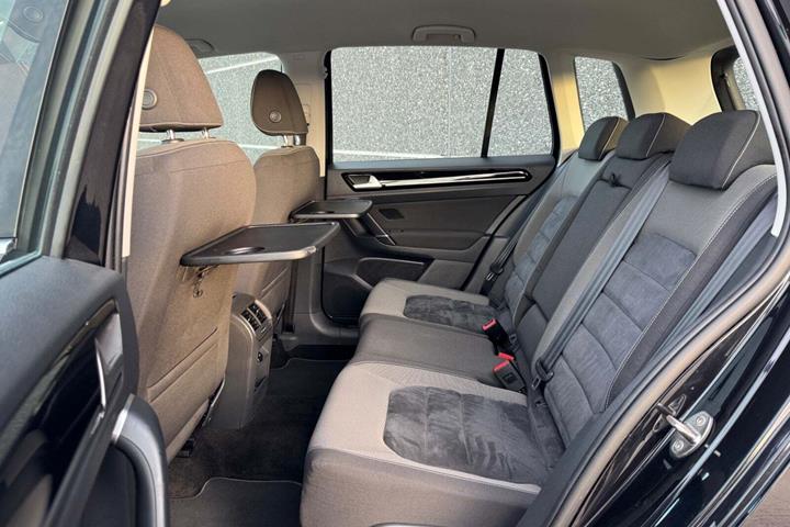 Sort VW Golf Sportsvan fra 2015