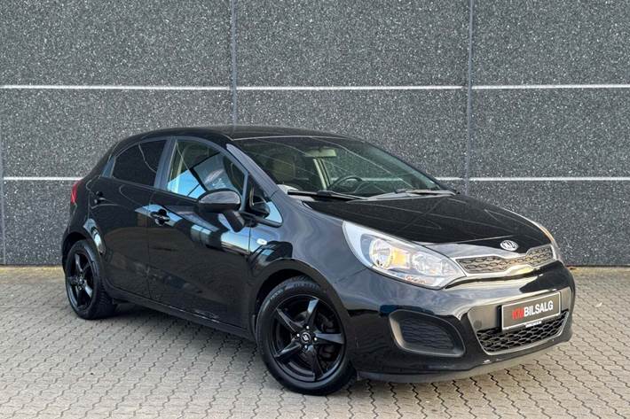 Sort Kia Rio fra 2014 set udefra