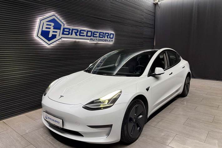 Hvid Tesla Model 3 fra 2021