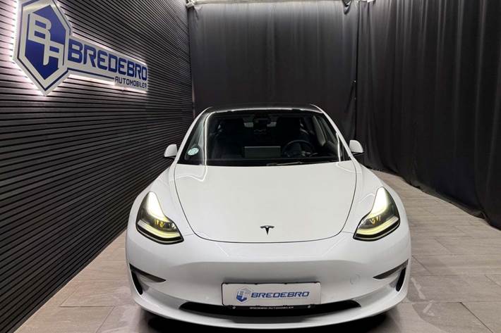 Hvid Tesla Model 3 fra 2021