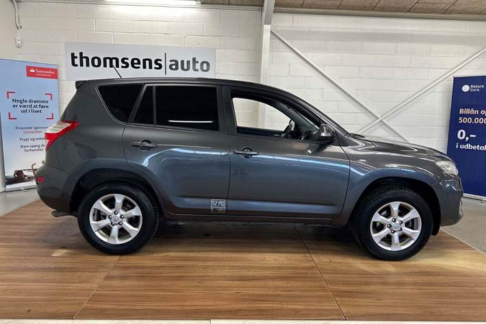 Grå Toyota RAV4 fra 2011