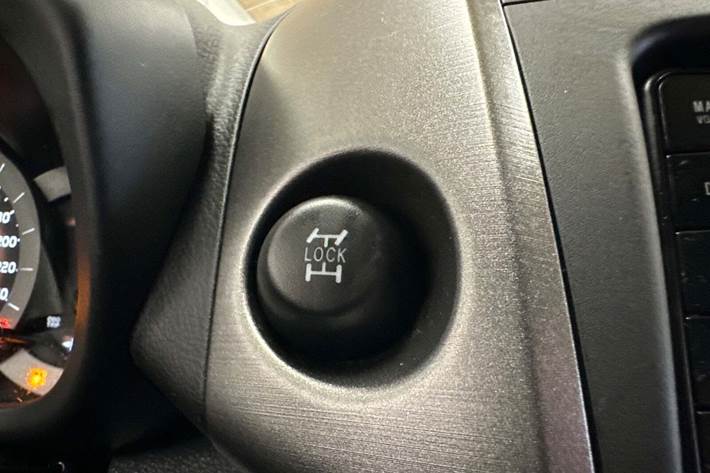 Grå Toyota RAV4 fra 2011