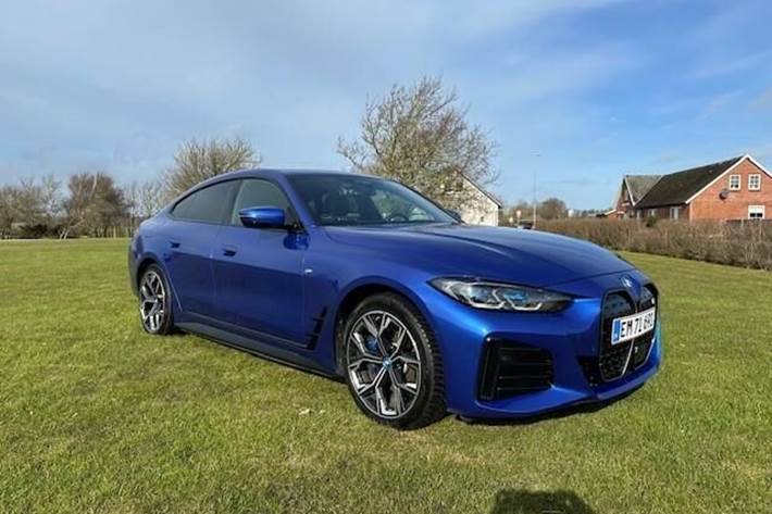 Blå BMW BMW fra 2024 set udefra