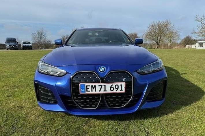 Blå BMW BMW fra 2024 set udefra