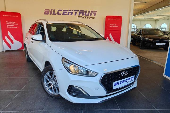 Hvid Hyundai i30 fra 2018 set udefra