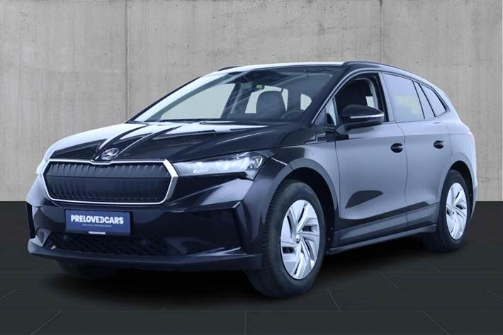Sort Skoda Enyaq fra 2021 set udefra