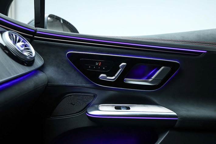 Grå Mercedes EQE350+ fra 2025